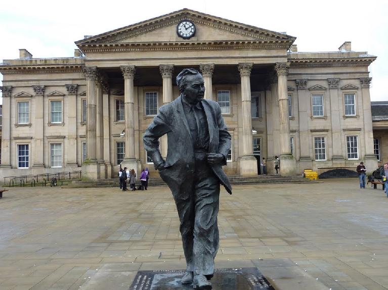The Harold Wilson statue in Huddersfield George’s Square