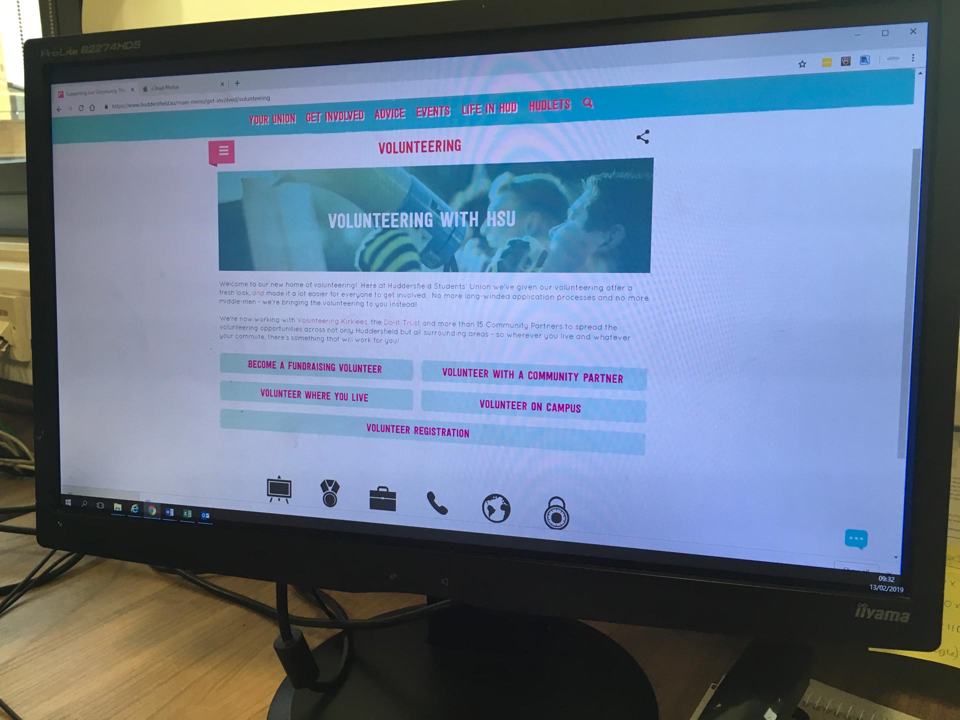 Image of a monitor with the SU website on it.